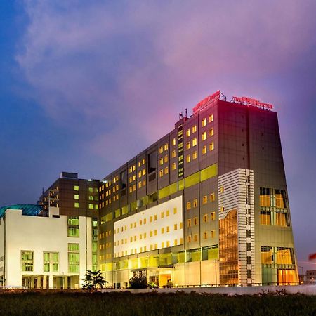 Pride Plaza Hotel, Kolkata Exterior photo The Park, New Delhi