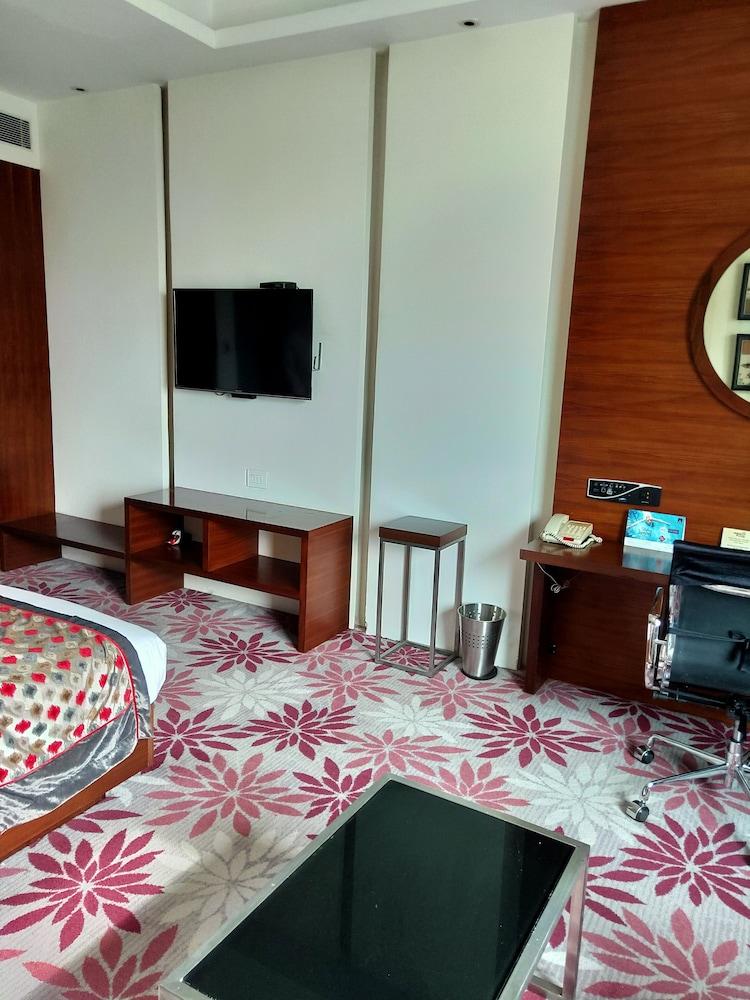 Pride Plaza Hotel, Kolkata Exterior photo A room at the hotel