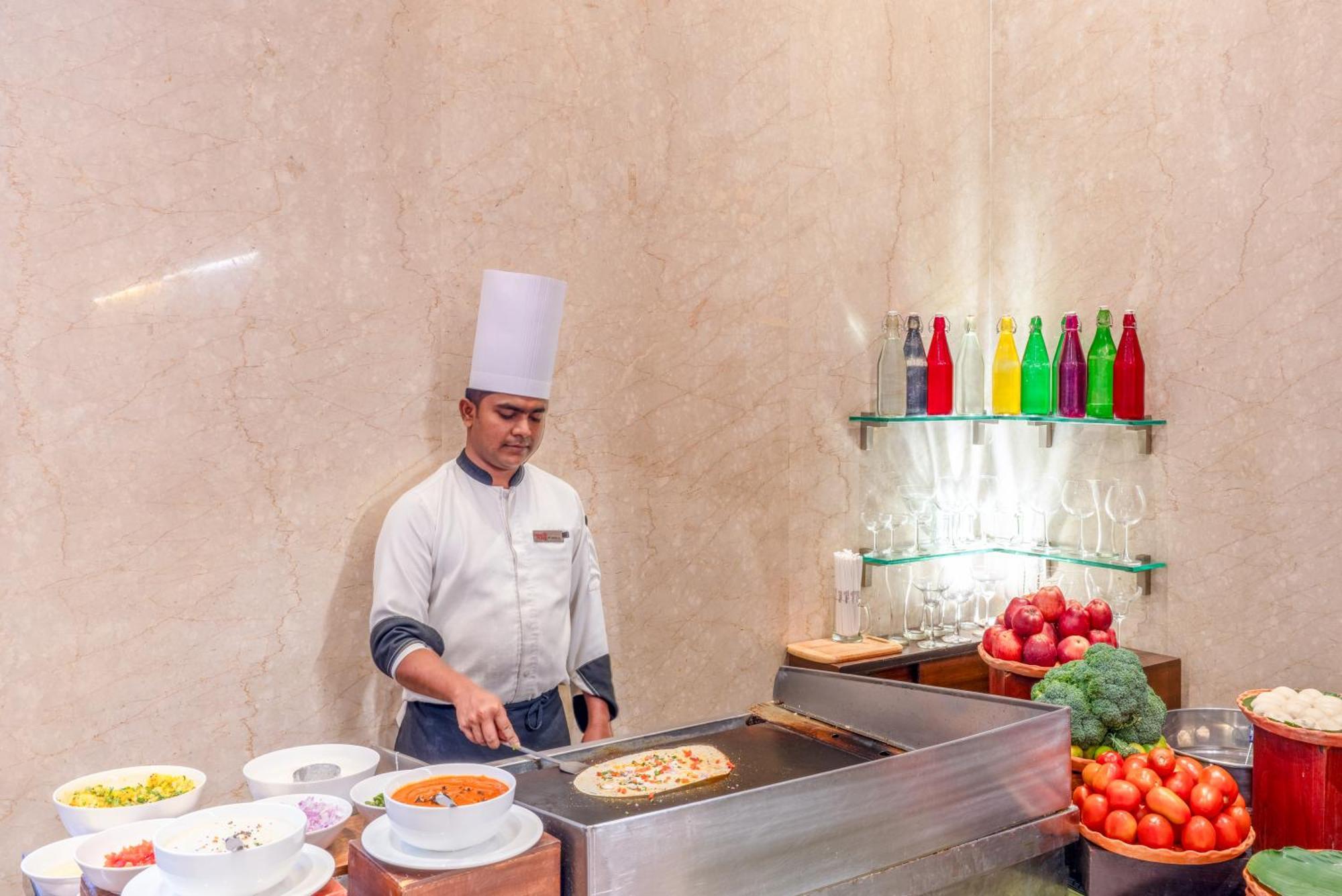 Pride Plaza Hotel, Kolkata Exterior photo A chef preparing food at a buffet