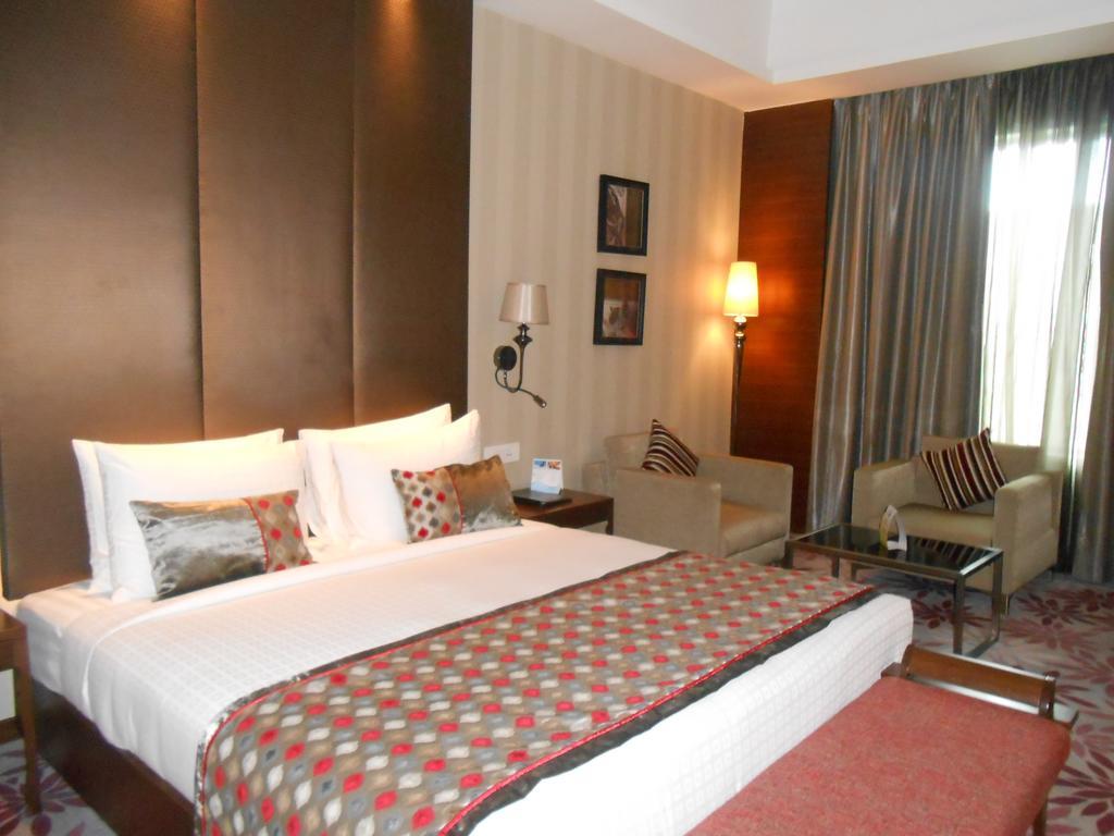 Pride Plaza Hotel, Kolkata Exterior photo A room at the Taj Bengal