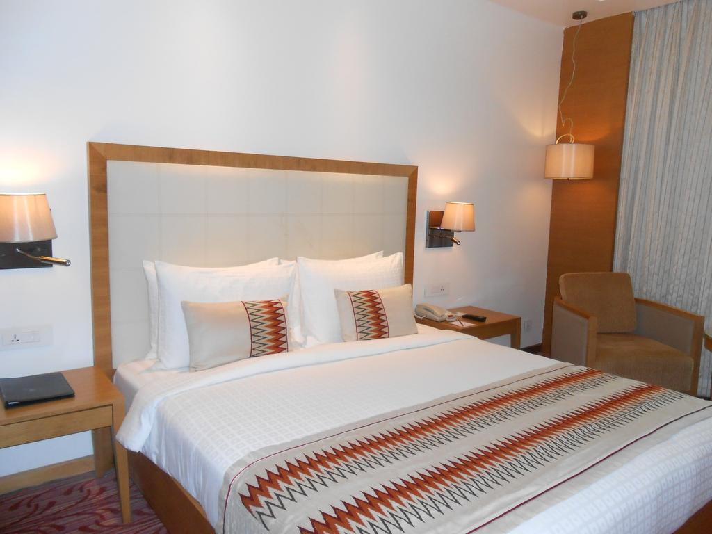 Pride Plaza Hotel, Kolkata Exterior photo A room at the Taj Bengal
