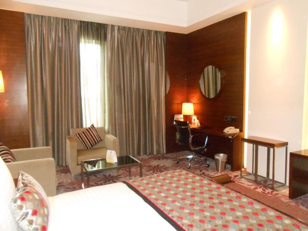 Pride Plaza Hotel, Kolkata Exterior photo A room at the Taj Bengal