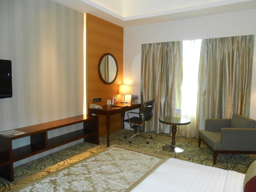 Pride Plaza Hotel, Kolkata Exterior photo A room at the Taj Bengal