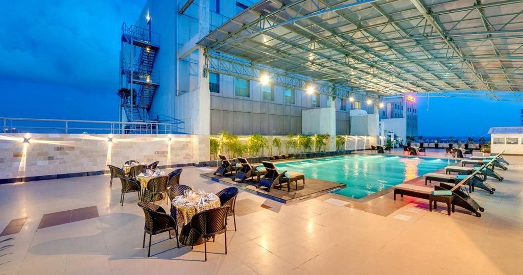 Pride Plaza Hotel, Kolkata Exterior photo The swimming pool at the hotel