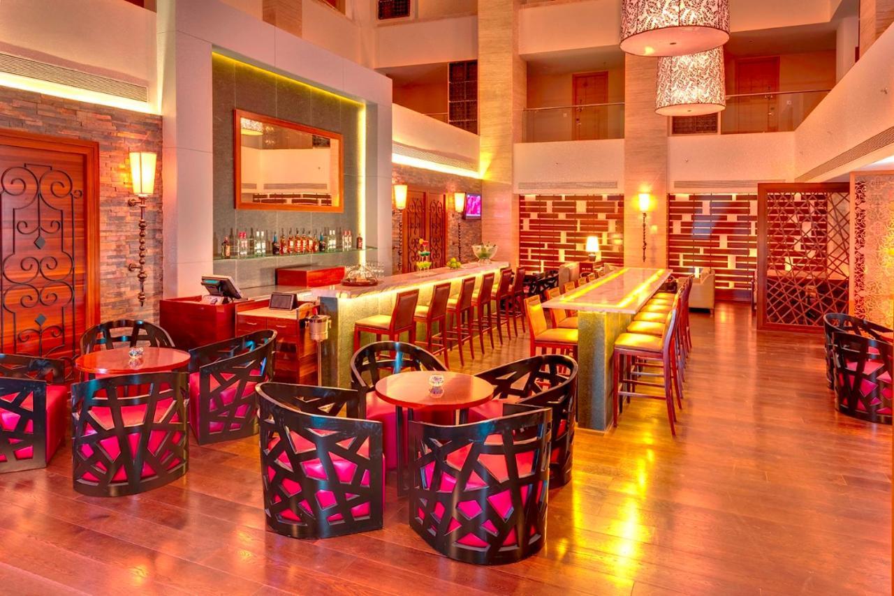 Pride Plaza Hotel, Kolkata Exterior photo The bar at the hotel
