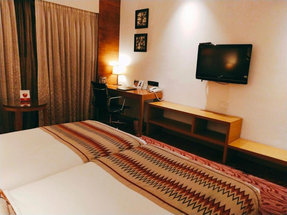 Pride Plaza Hotel, Kolkata Exterior photo A room at the hotel